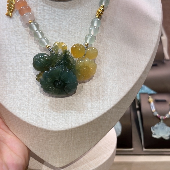 蛇纹石玉颈饰未镶嵌