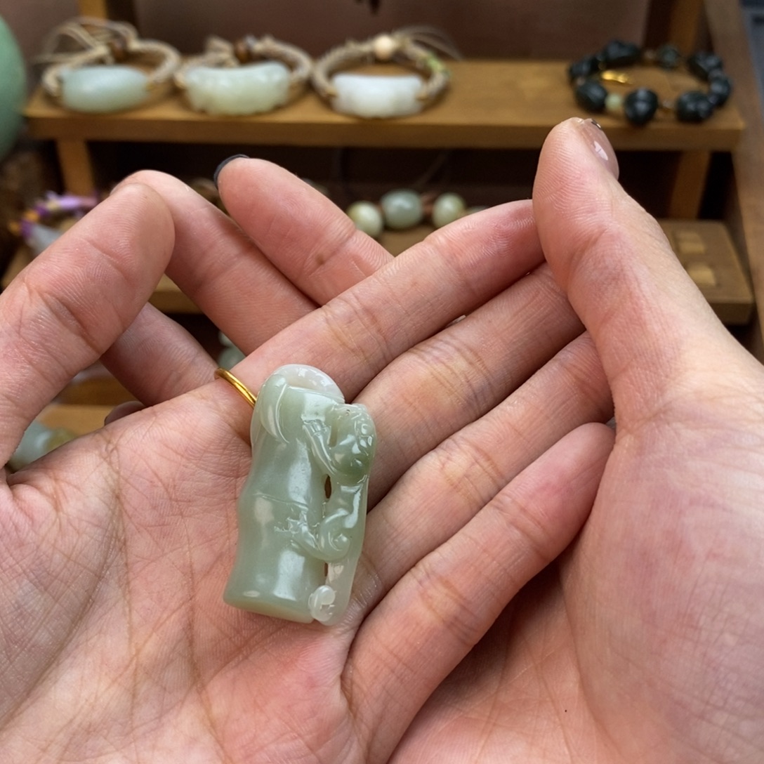 胡****和田玉未镶嵌颈饰