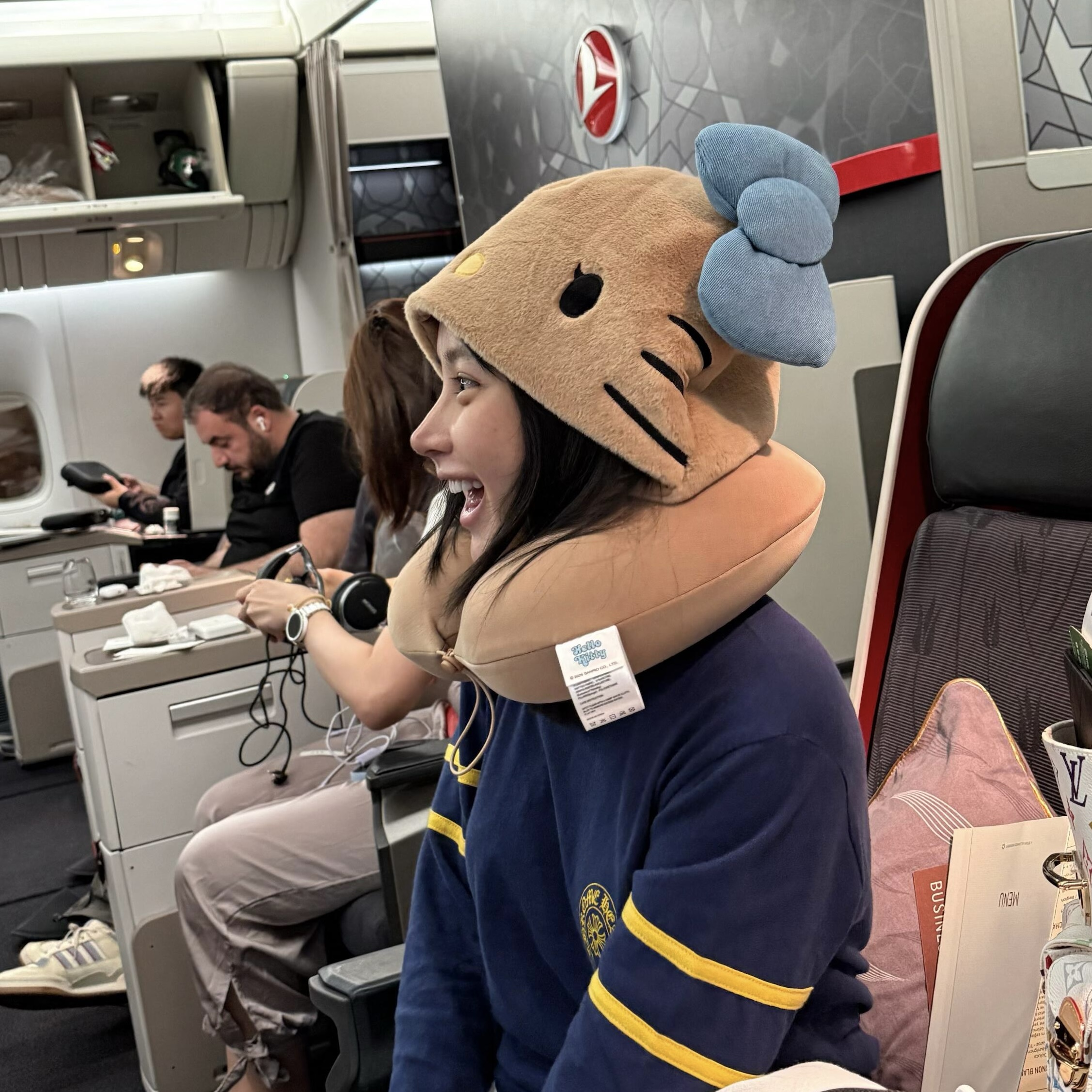 hellokittyu型枕连帽遮光靠枕旅行便携护颈长途飞机高铁睡觉神器