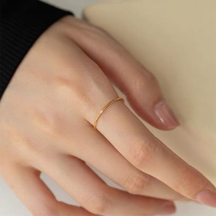 钛钢戒指 2025新款女生简约时尚百搭洋气随意搭配不掉色素圈戒指