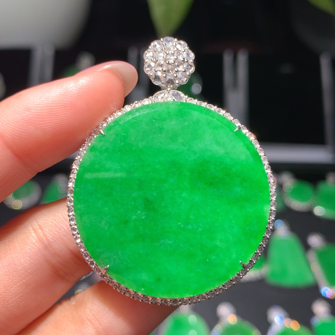 翡翠18K金镶嵌颈饰m****?翡翠