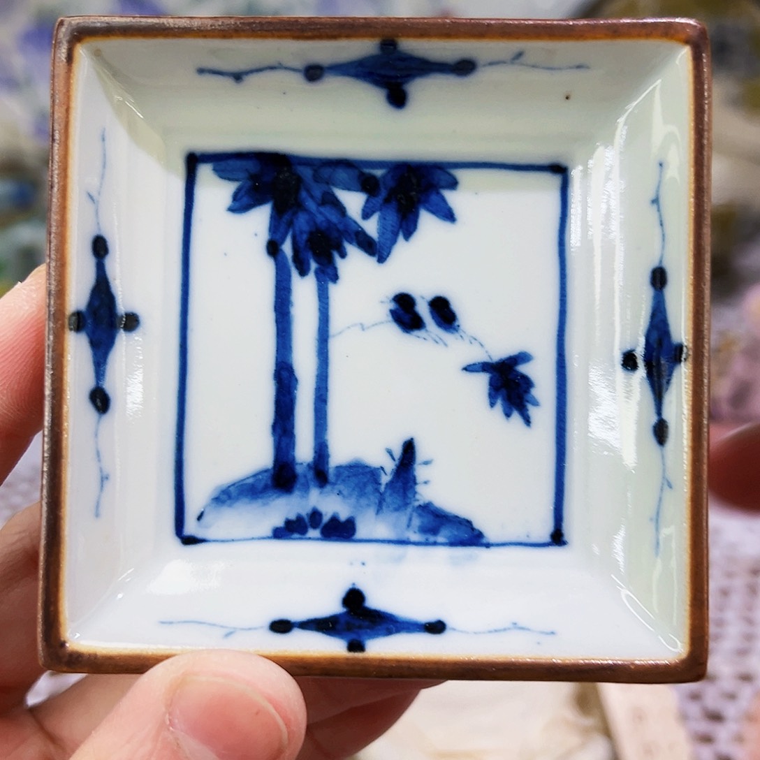 咖啡杯和咖啡杯两块巧克力一