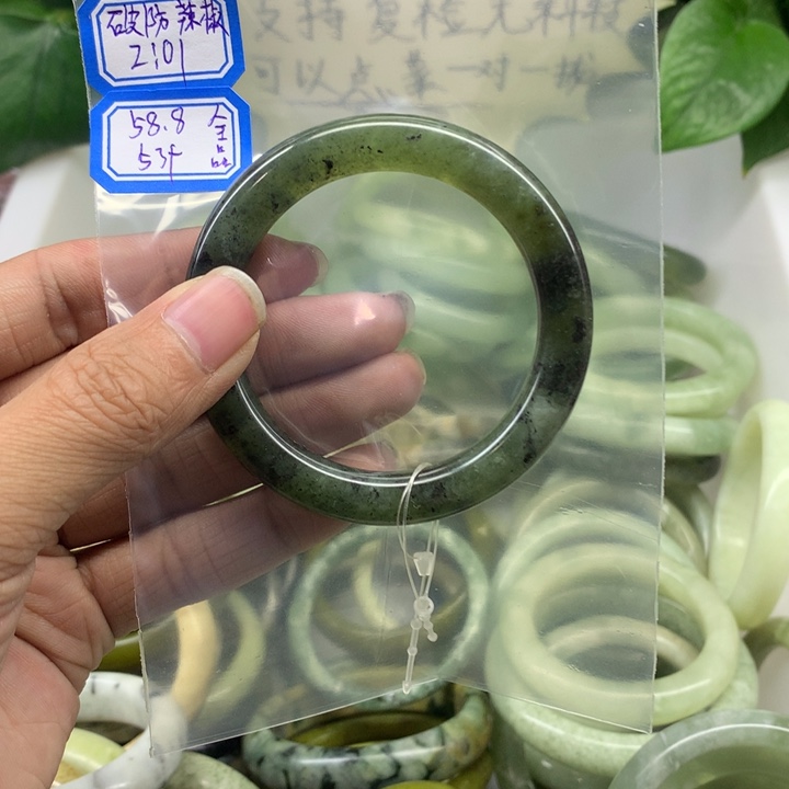 蛇纹石玉未镶嵌手镯破**椒