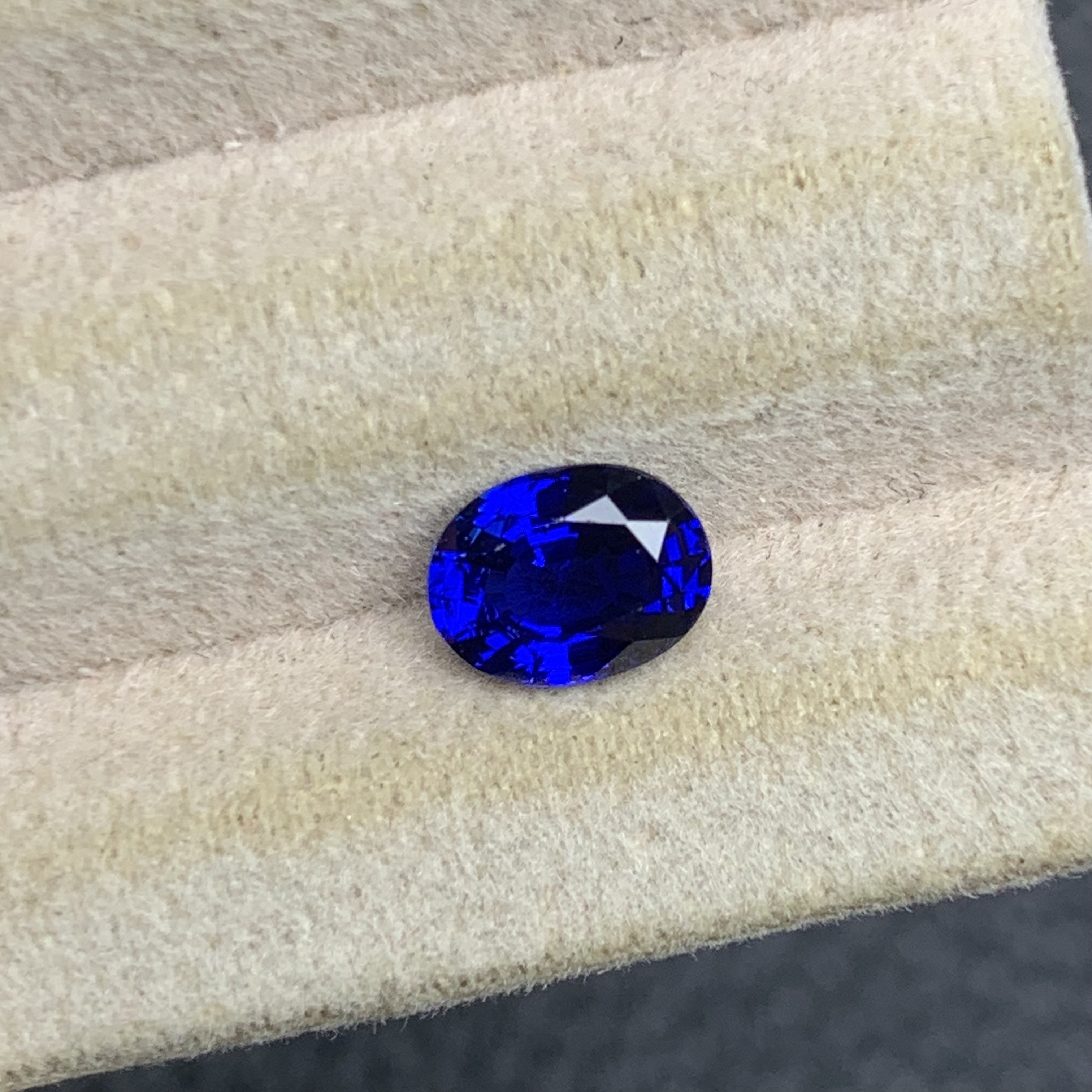 天然彩宝皇家蓝蓝宝石裸石 椭圆5.6x7.4重1.18ct全净体满火彩