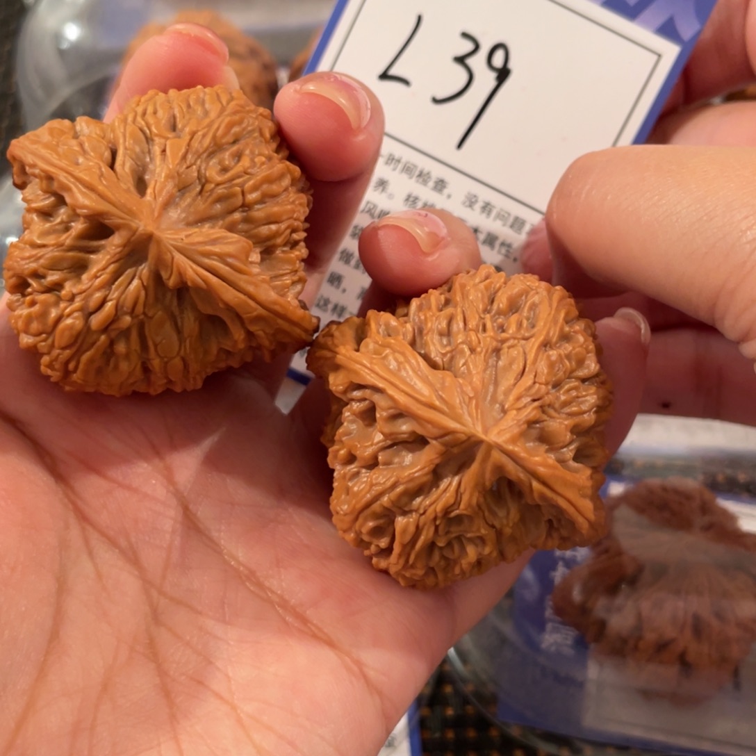 L***依文玩核桃把件L39 南疆石 45+