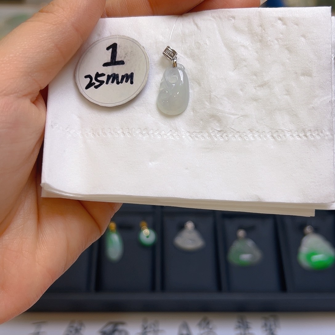 翡翠颈饰18K金镶嵌翡翠