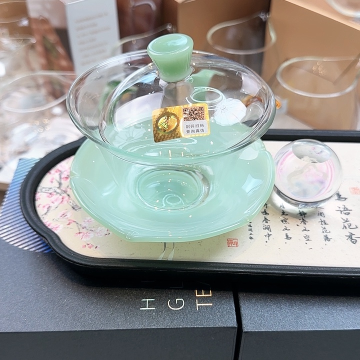 禾器浅玉色荷叶盖碗