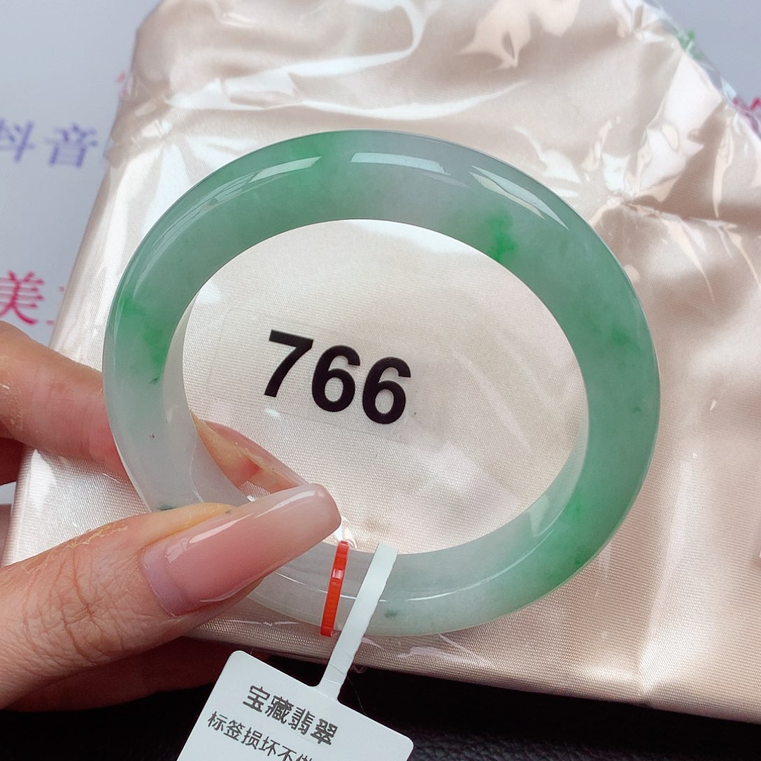 翡翠手镯未镶嵌58冰润细腻白底飘甜绿 完美收