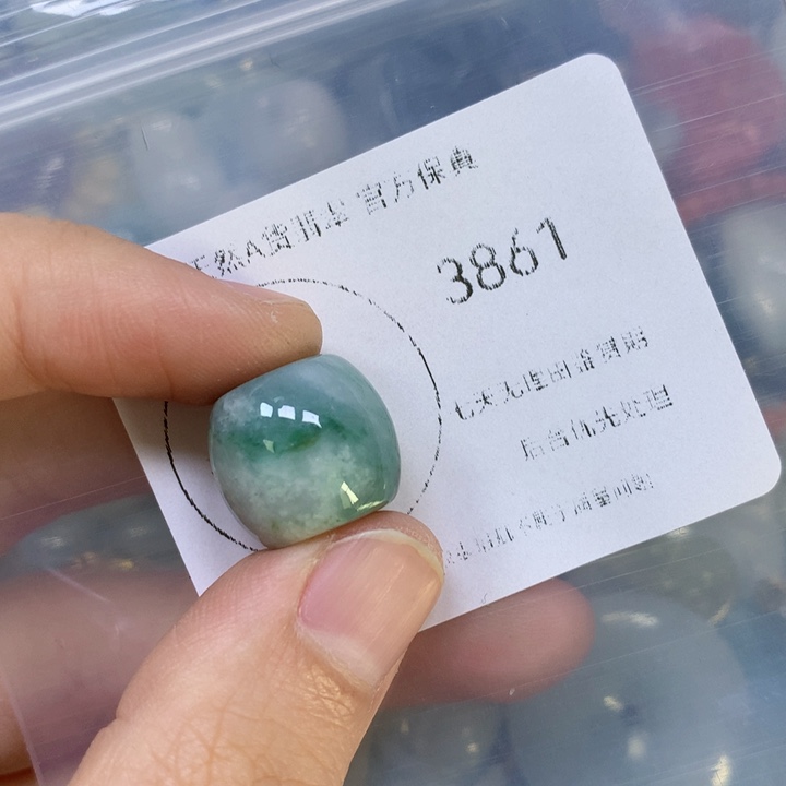 翡翠挂件未镶嵌翡翠