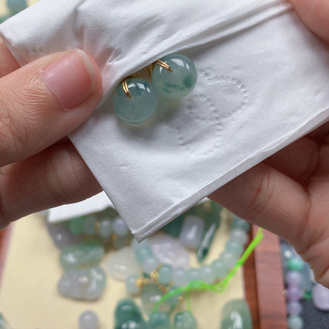 秋***翡翠未镶嵌颈饰是