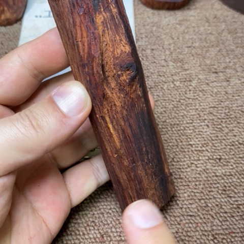 藤类84克降真香红黑油手把件