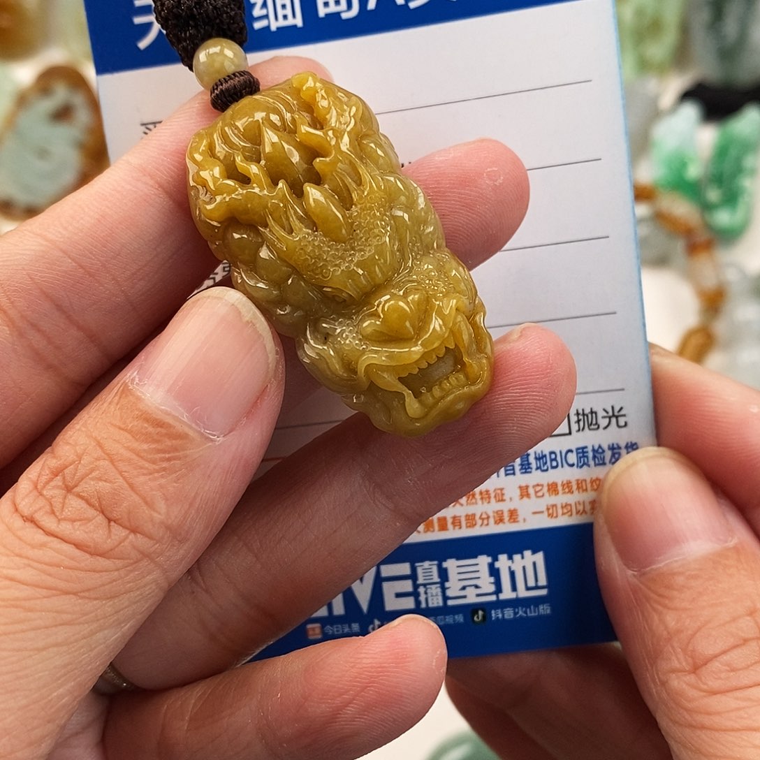 翡翠未镶嵌颈饰龙头