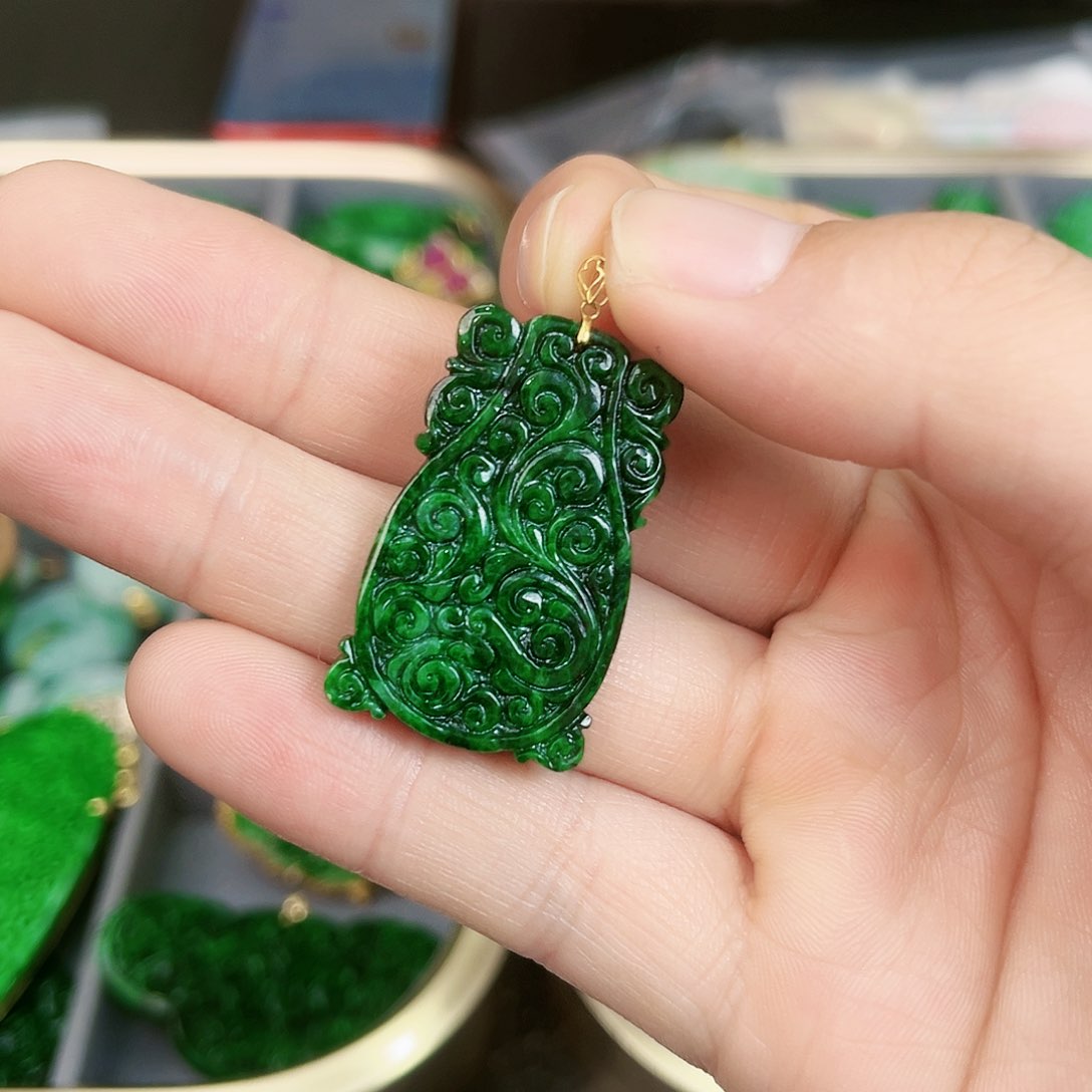 翡翠颈饰18K金镶嵌吊坠