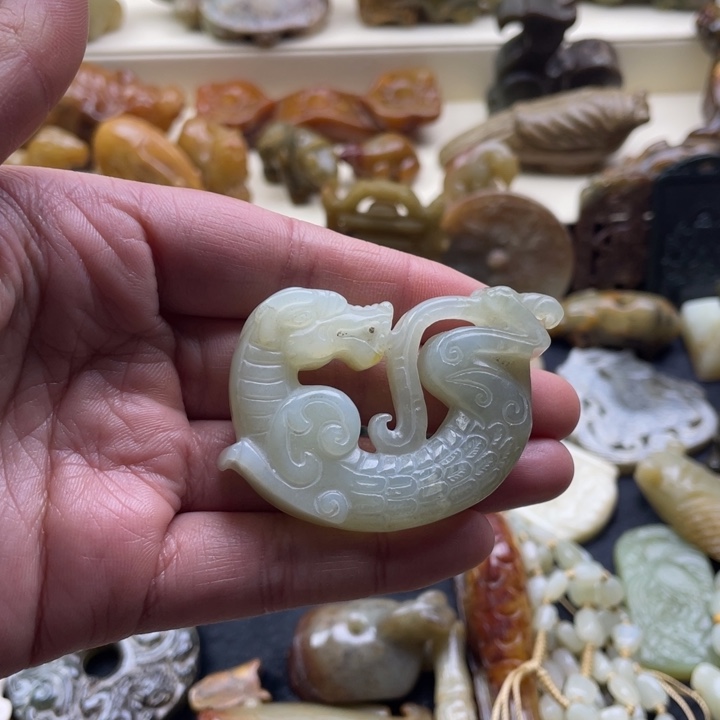 蛇纹石玉颈饰未镶嵌