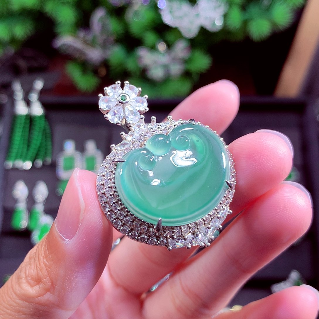 颈饰未镶嵌翡翠天然