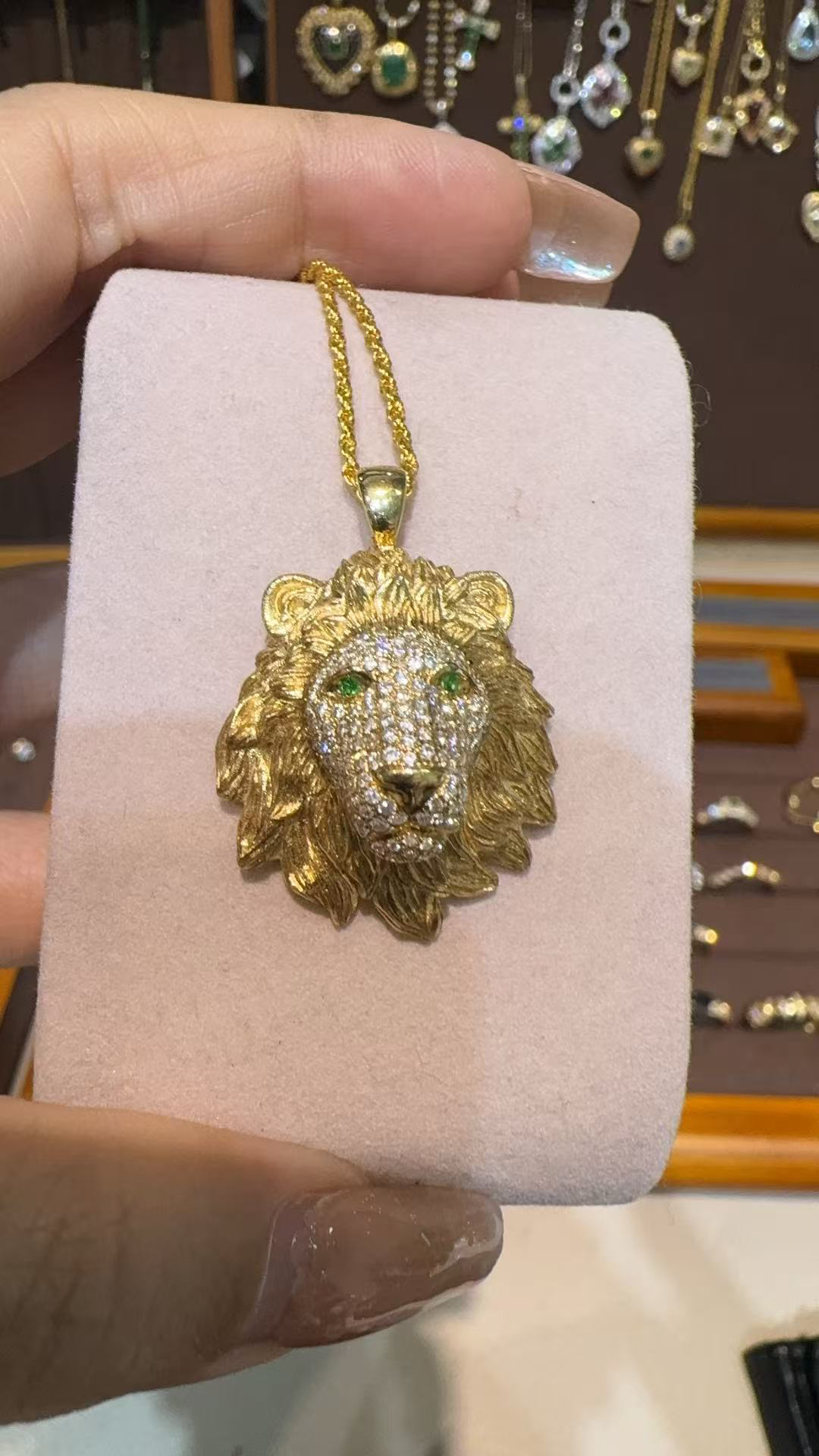 18K金镶嵌雕金工艺钻石狮子吊坠（不含链）