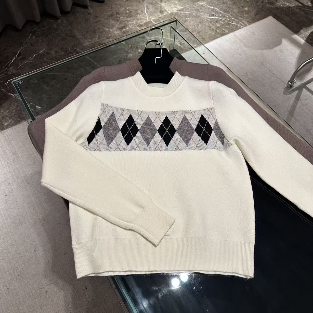 圆领菱格纹显瘦针织上衣 J000278