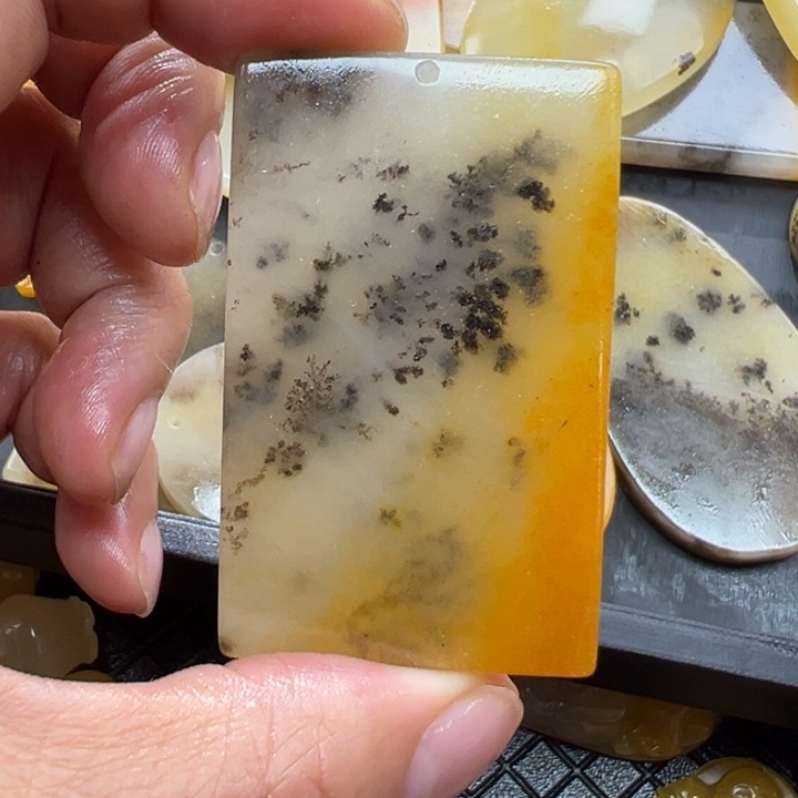 石英质玉（黄龙玉）颈饰未镶嵌