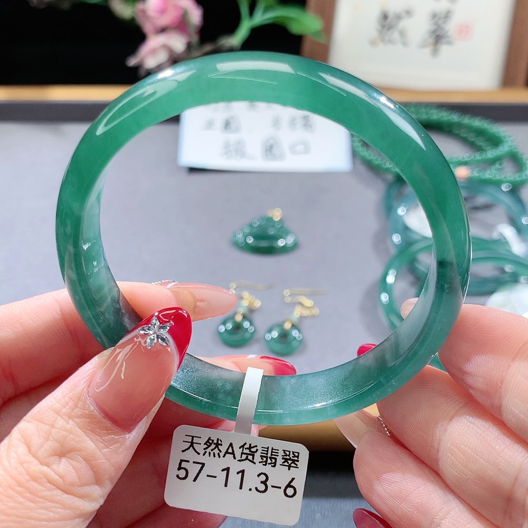 翡翠手镯（圆镯）未镶嵌