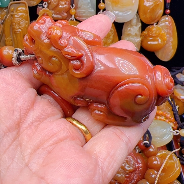 什****石英质玉（黄龙玉）合金颈饰