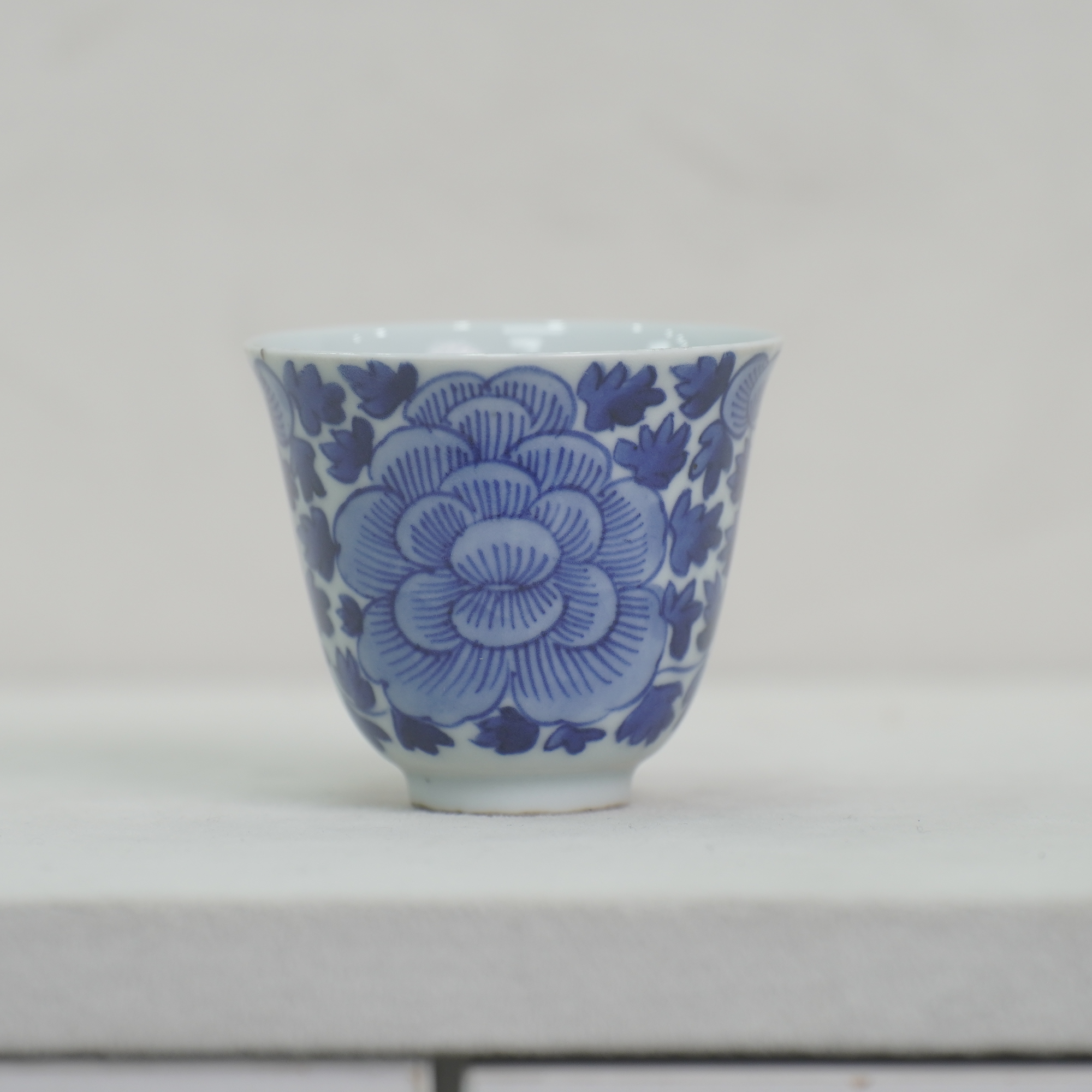 青花缠枝莲纹铃铛杯