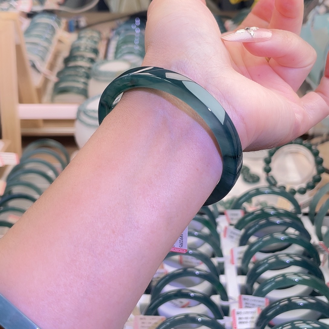 翡翠未镶嵌手镯54-55圈方鐲