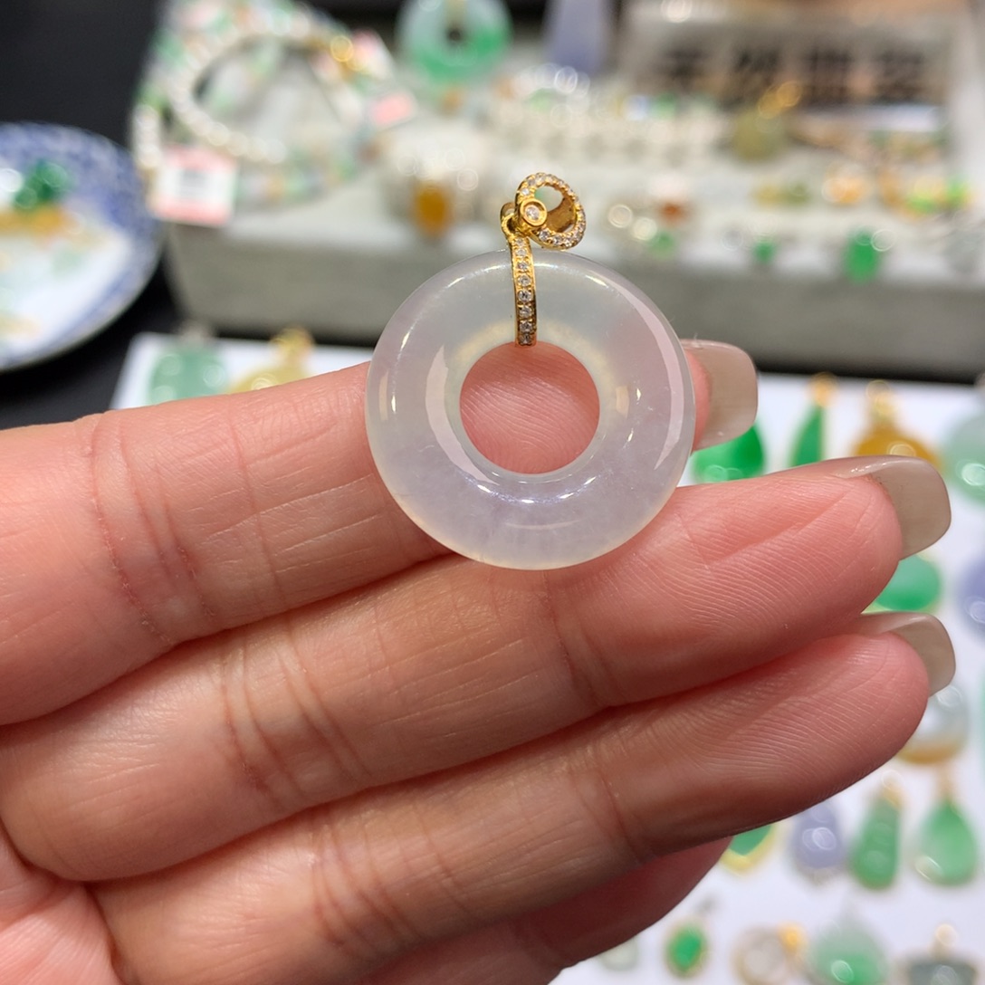 翡翠颈饰18K金镶嵌多**?