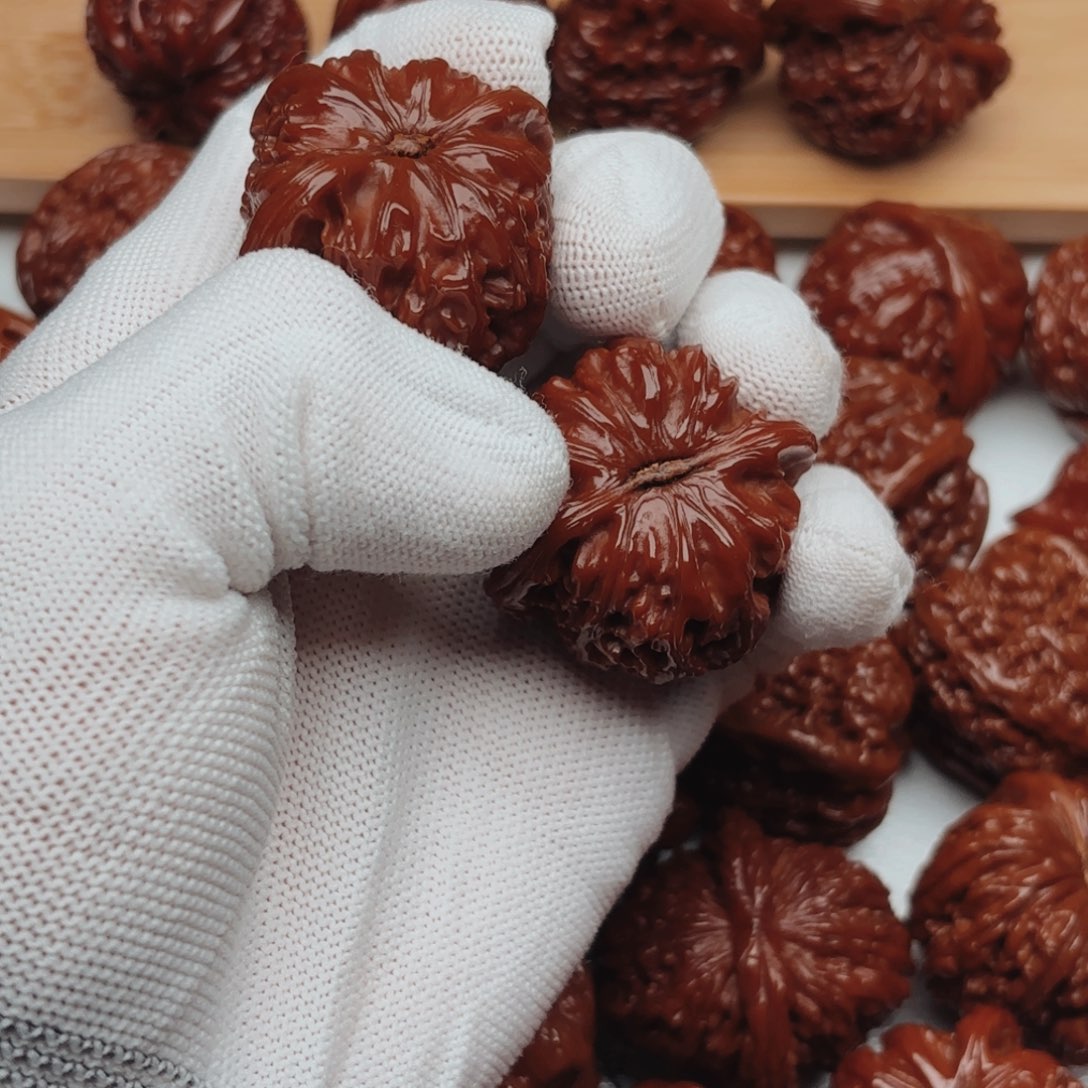 ****吊坠桃核白狮子核桃