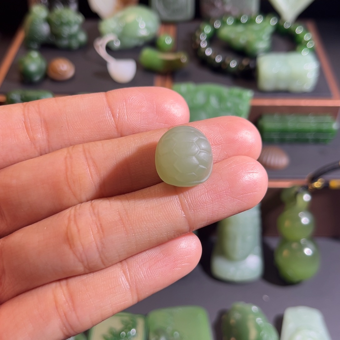 里***恩和田玉未镶嵌颈饰定制