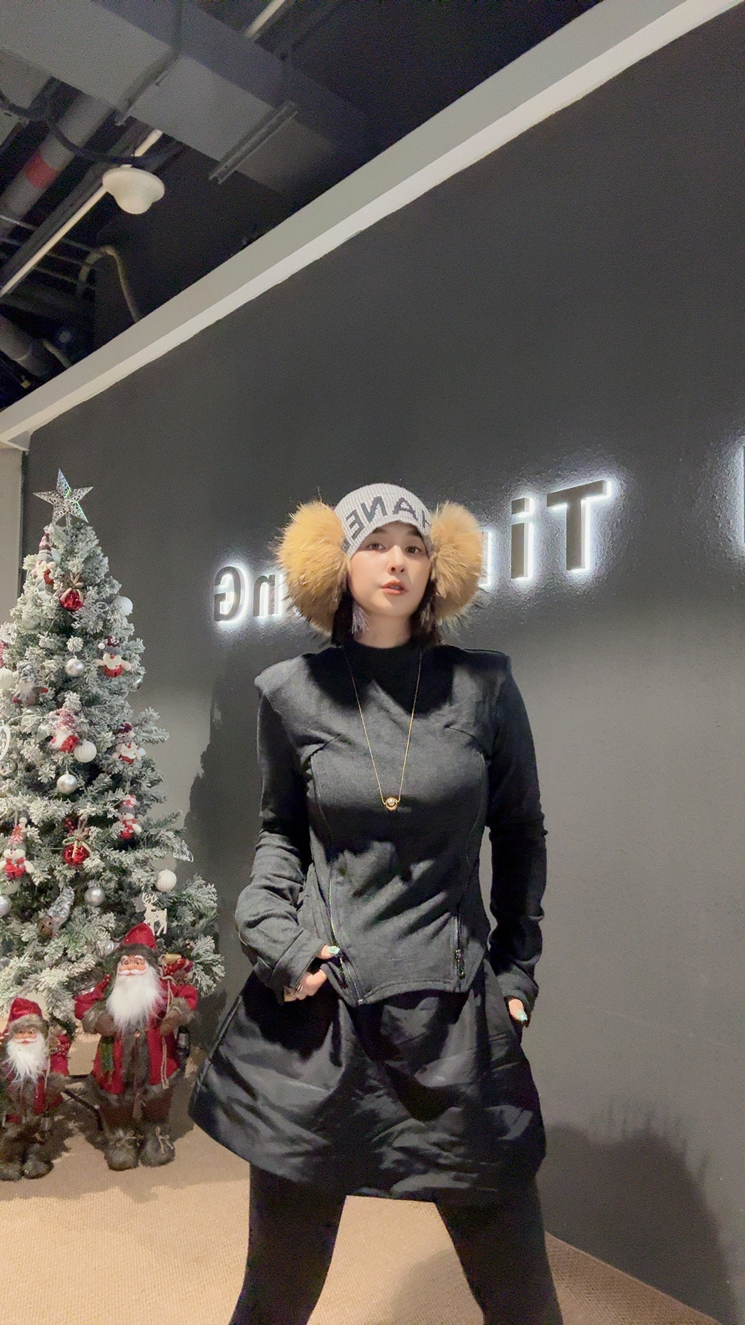 931056：圆领休闲立体装饰半高领长袖T恤设计师秋冬高领百搭