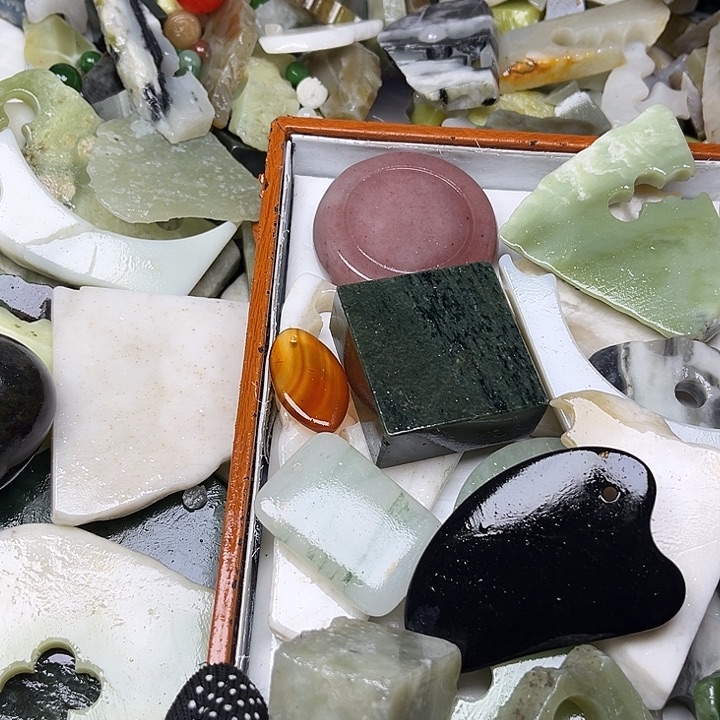 未镶嵌和田玉（翠青玉）珠宝奇石哇**?