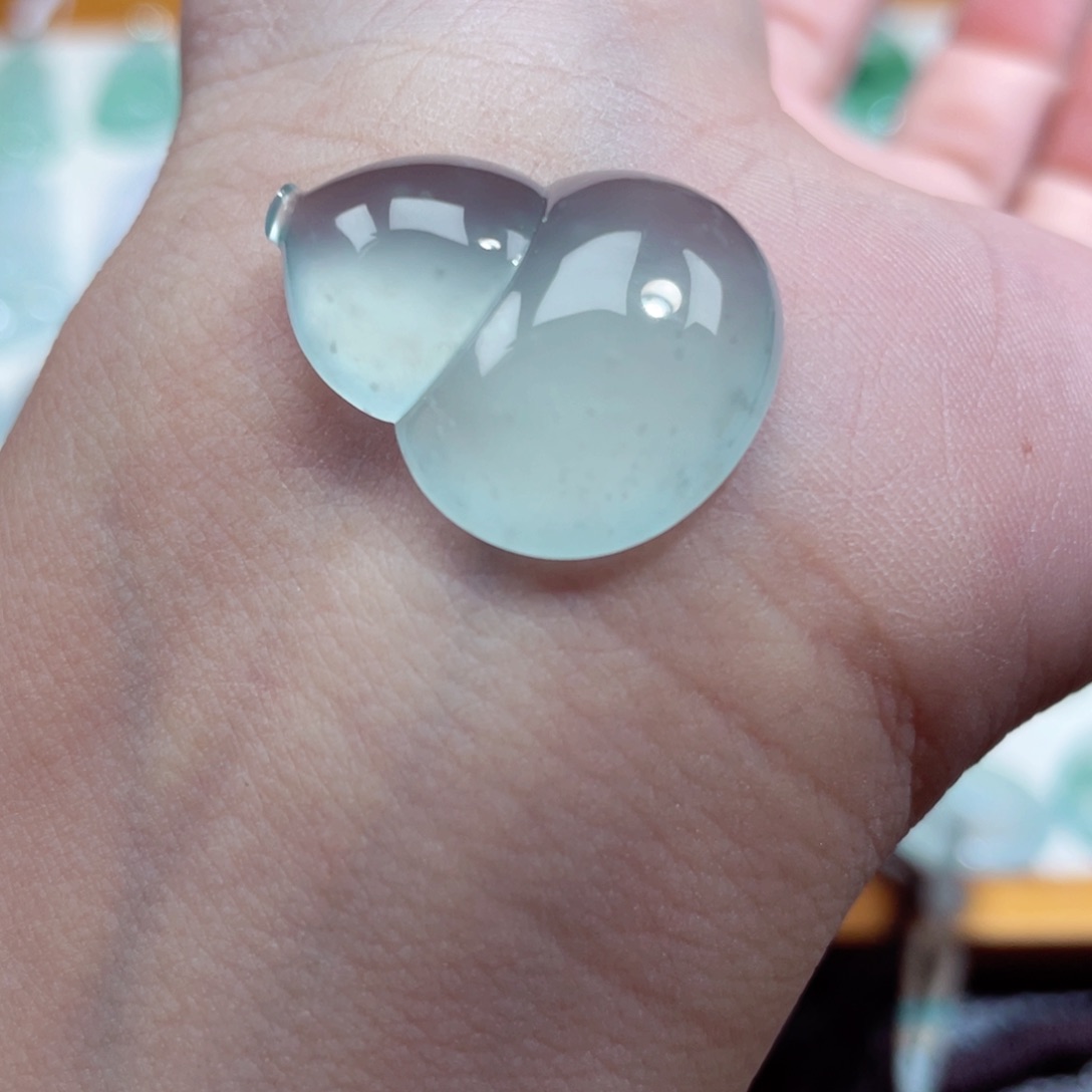 翡翠未镶嵌颈饰葫芦