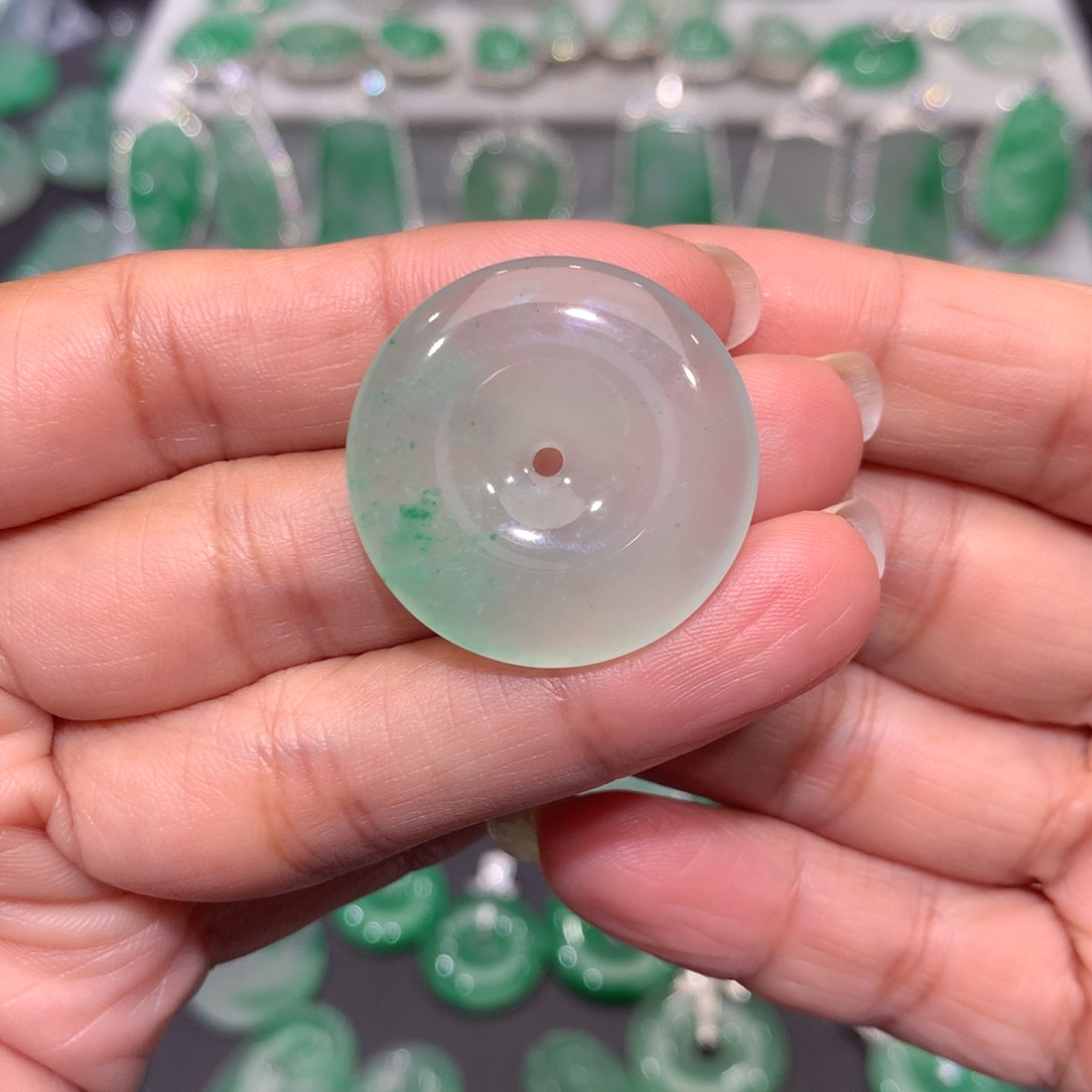 颈饰未镶嵌石英质玉（非洲翠）