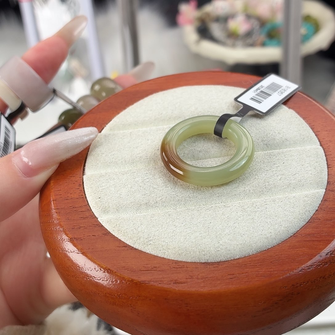 末***和田玉未镶嵌戒指r8一口糖泥鳅背18.5