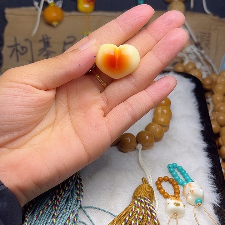 吊坠猴头核桃爱心