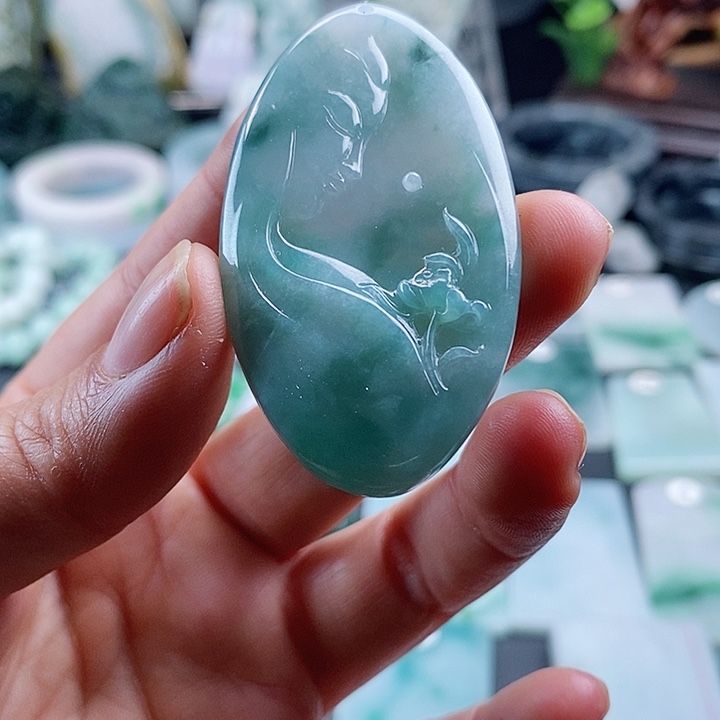 翡翠挂件未镶嵌翡翠的