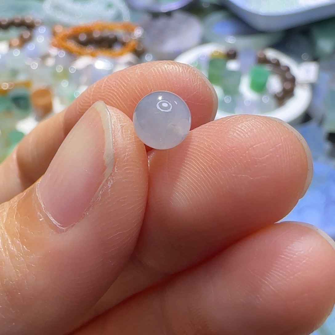 翡翠未镶嵌颈饰人**戏