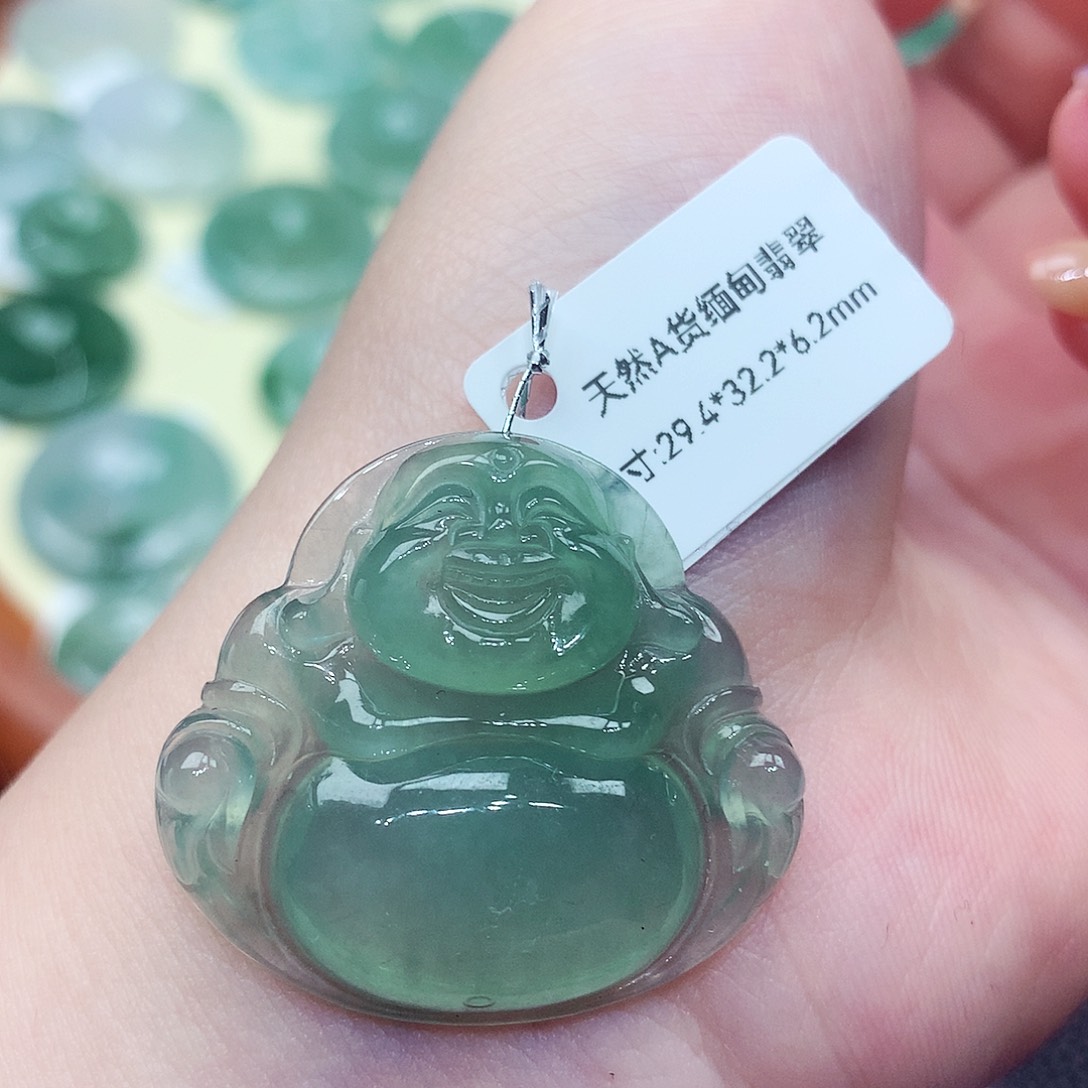 翡翠未镶嵌颈饰佛公