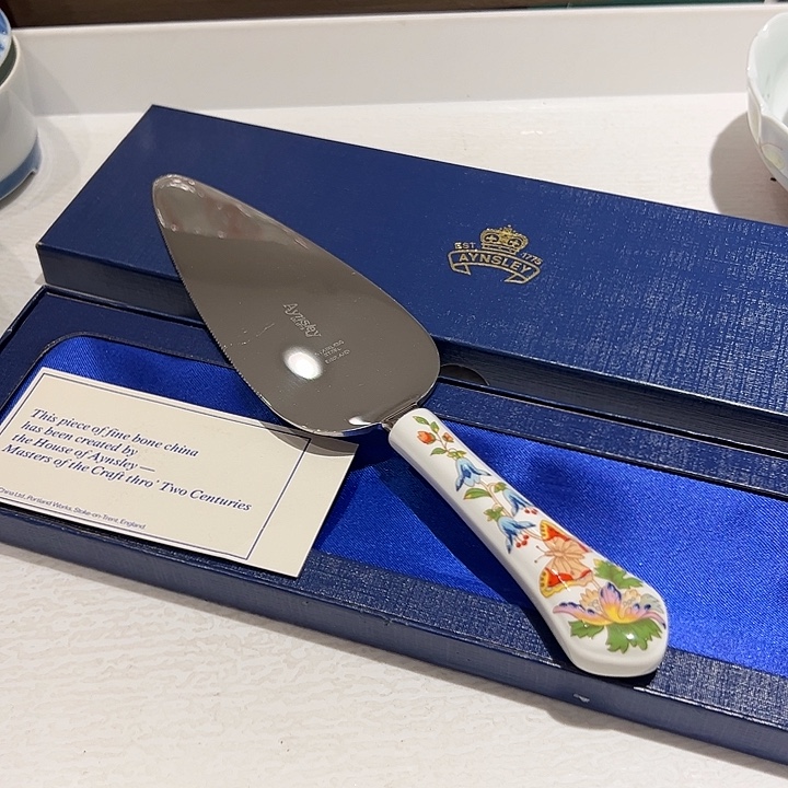 @***常瓷英产大牌蛋糕刀一把超美