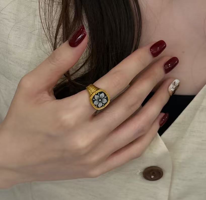 周帝王尾款电黑金工艺足金复古宽版栀子花简约经典时尚黄金戒指