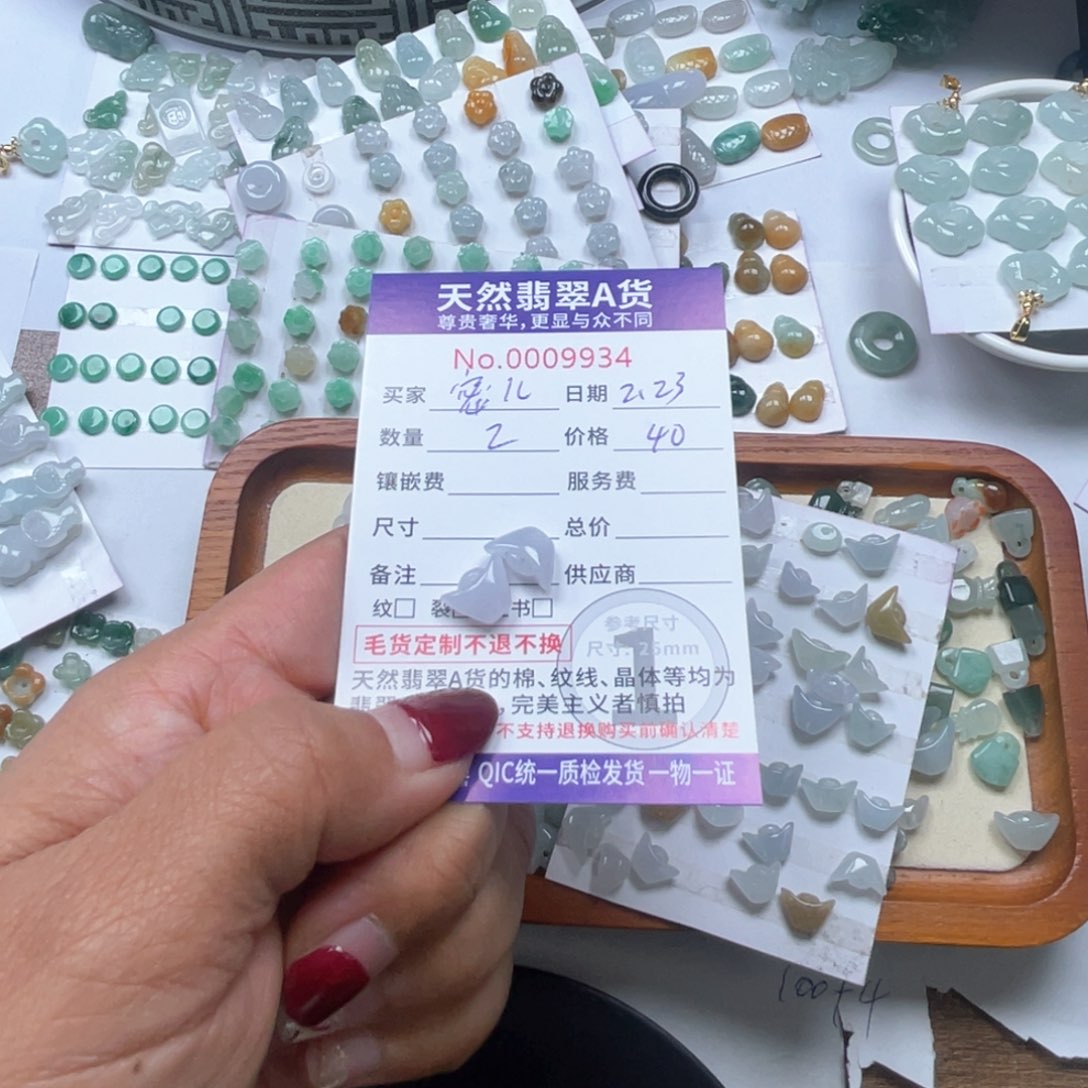 翡翠颈饰未镶嵌蜜*