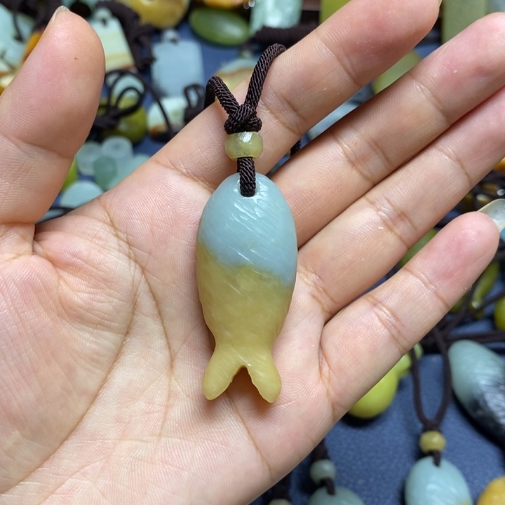 沈***夫蛇纹石玉未镶嵌颈饰