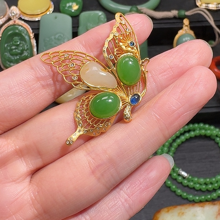 颈饰18K金镶嵌和田玉和田籽，乌兰海果绿