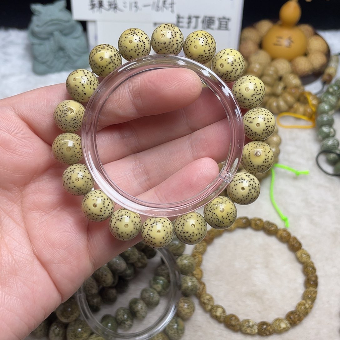 大***鹏吊坠星月菩提13尺寸，一个籽微瑕