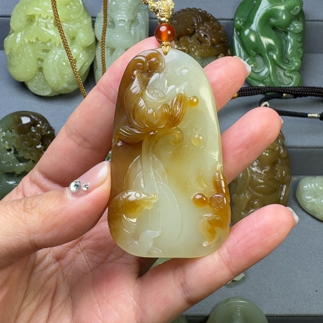 和田玉颈饰未镶嵌浪***人