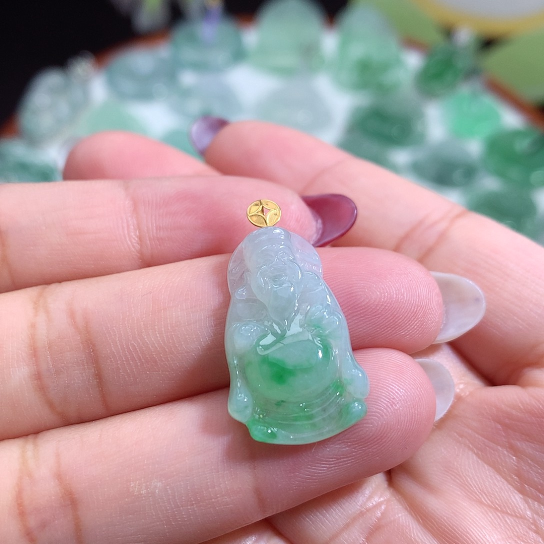 翡翠未镶嵌颈饰财神