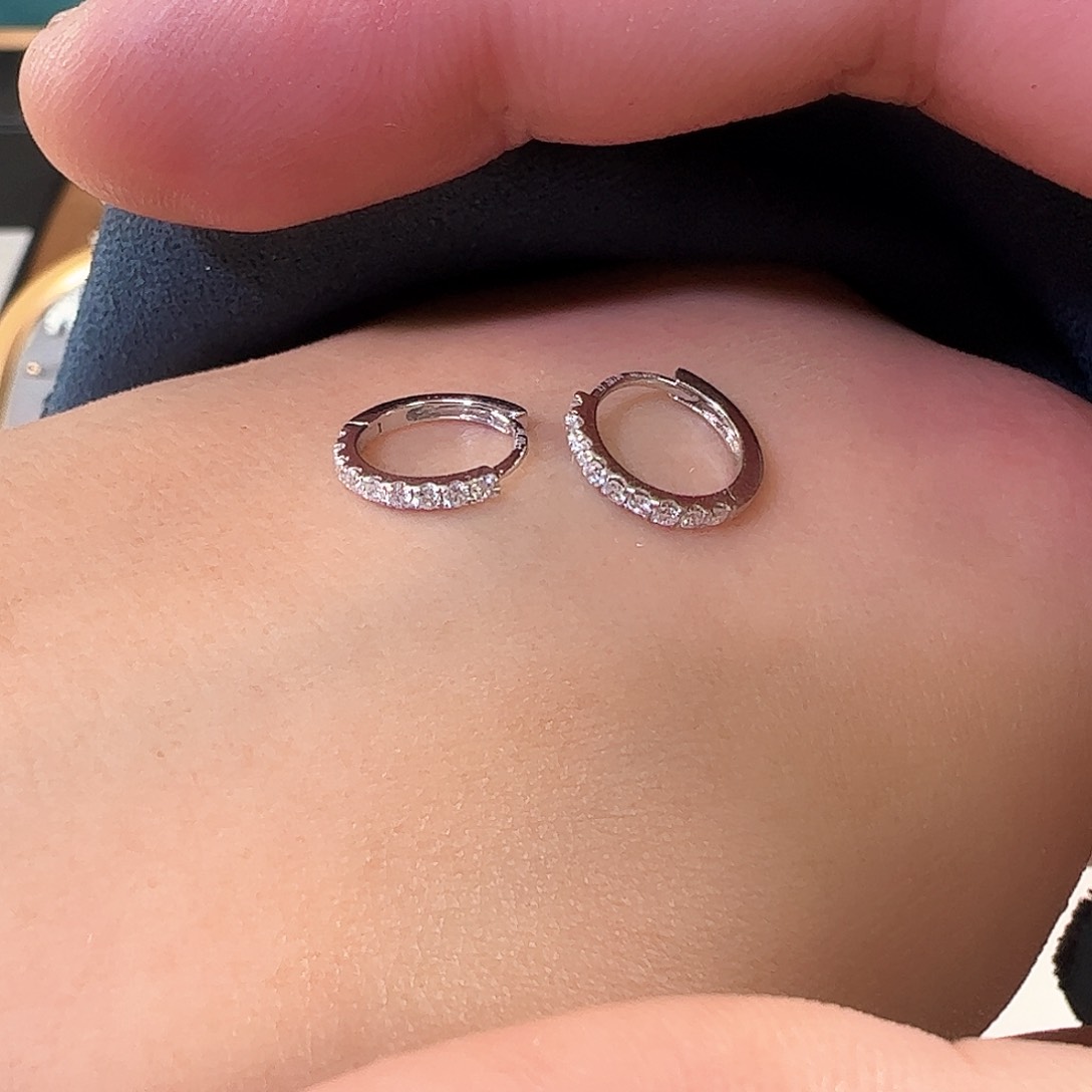 钻石耳饰18K金镶嵌依**水一对8mm白金老客优惠