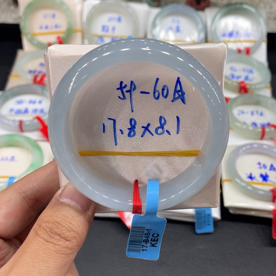 翡翠手镯未镶嵌天然翡翠