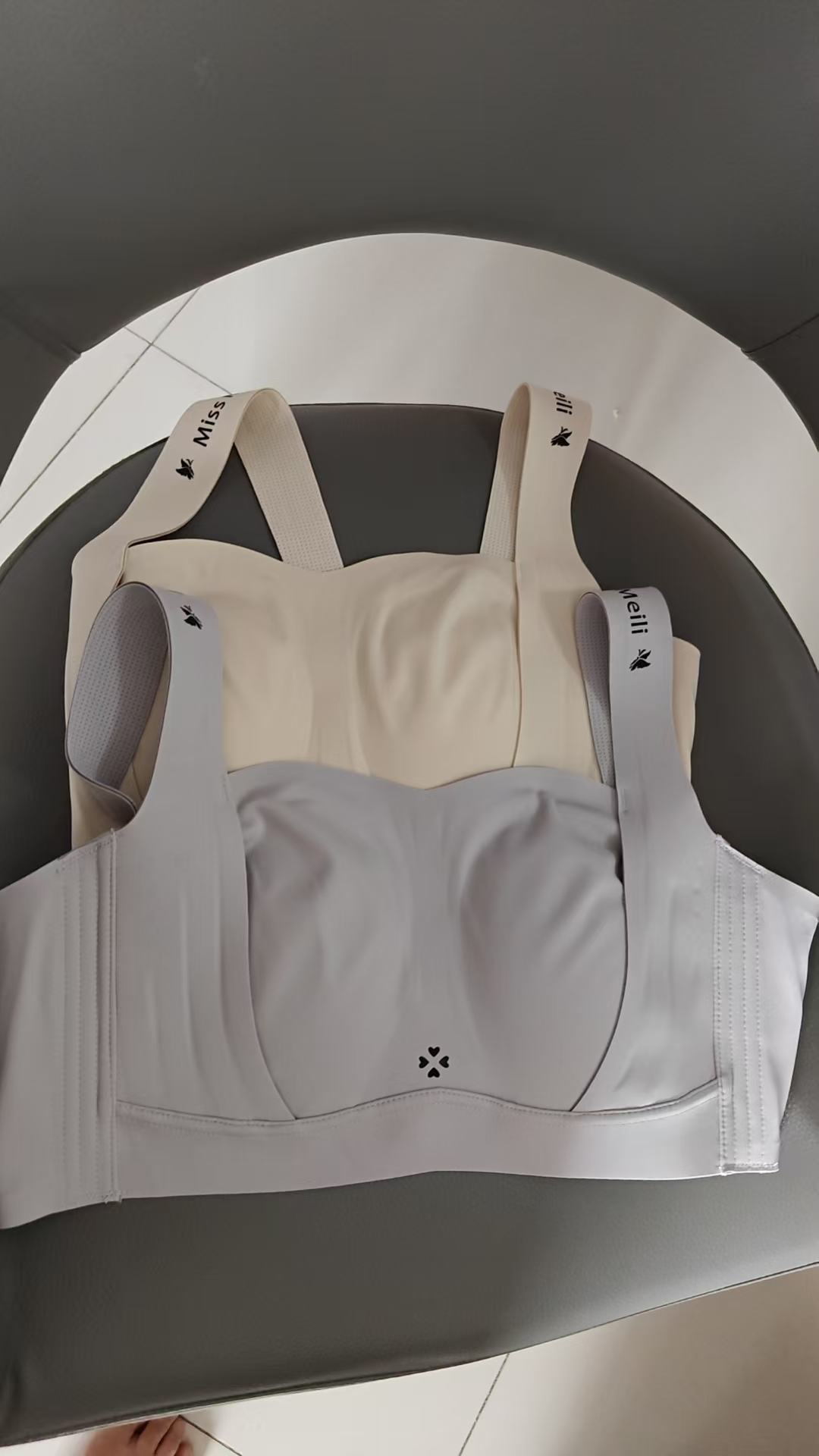 时尚无痕薄款大胸内衣四排扣