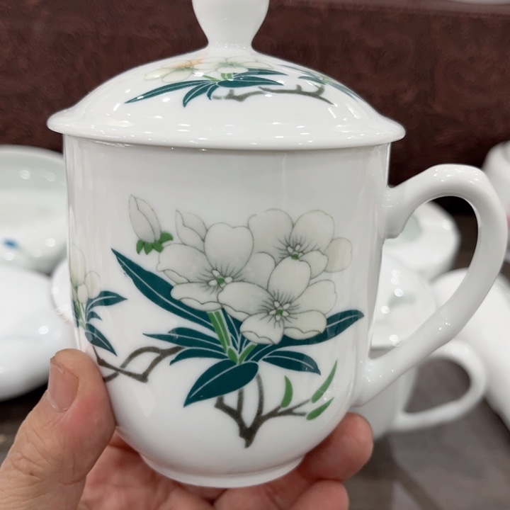 碗釉下五彩的瓷器和